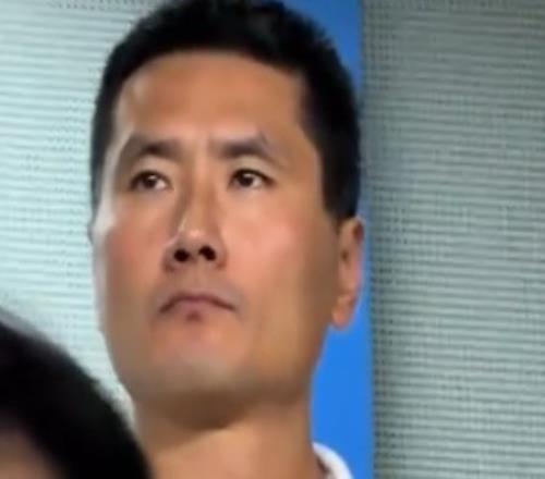 球盟会体育邵佳一现场观战浙江队vs云南玉昆,时不时与团队成员热聊