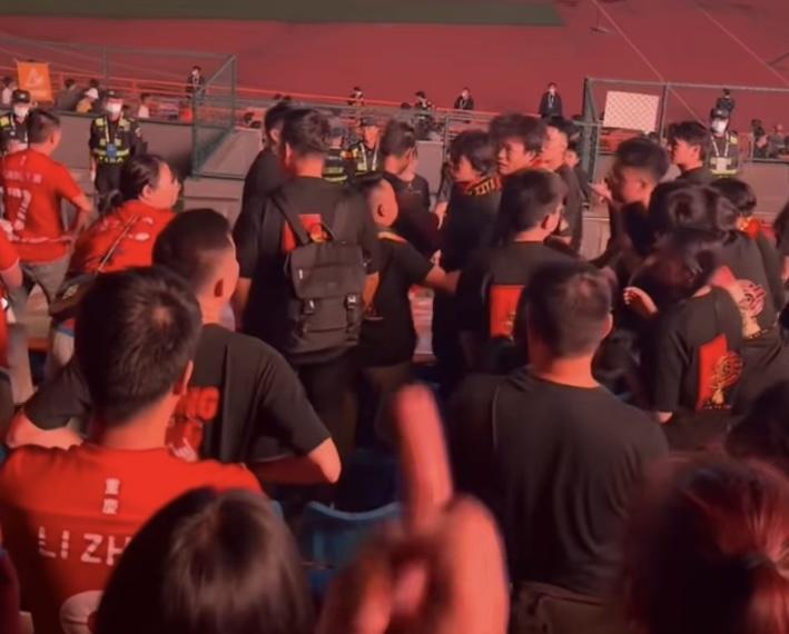 球盟会体育争议！重庆队出局后球迷爆发内讧：看台上激烈争吵+竖中指 险些动手