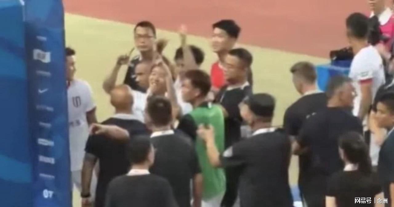 球盟会体育比井盖？韦世豪疑似地域攻击河南！全家遭河南球迷辱骂+死亡威胁